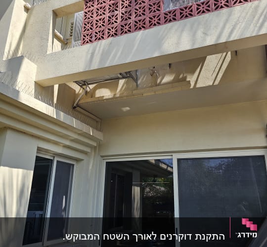 קוצים למניעת יונים על מעקה מרפסת